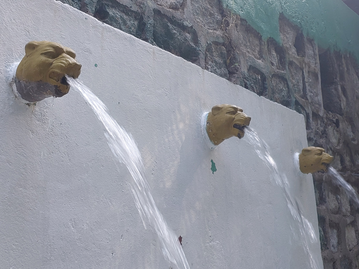 Таким образом термальная вода поступает в бассейны.