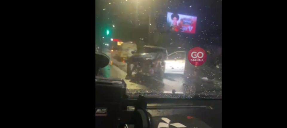    ДТП возле ТРЦ Galaxy. Источник: t.me/go_barnaul_telegram