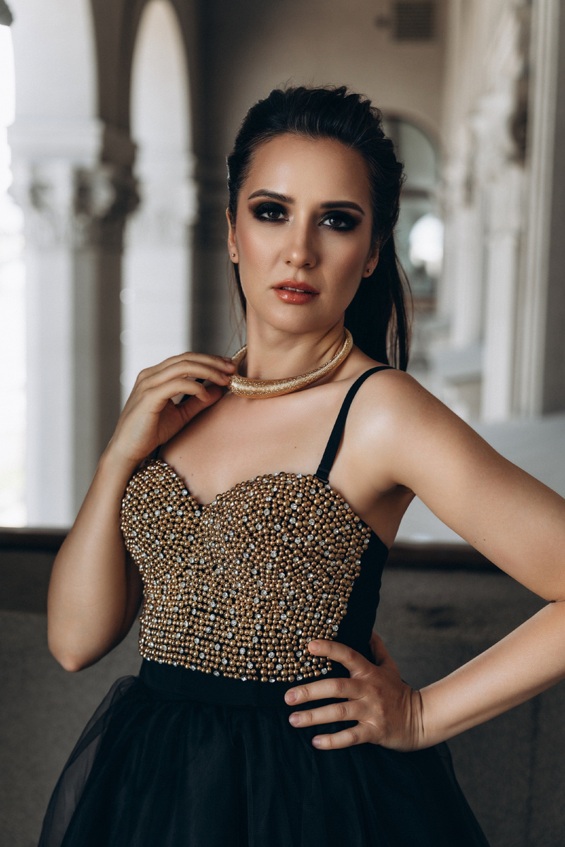 Твои глаза, как оникс драгоценный. Их блеск янтарный ослепляет взор. Они огня магический поток (с) А.Поварова