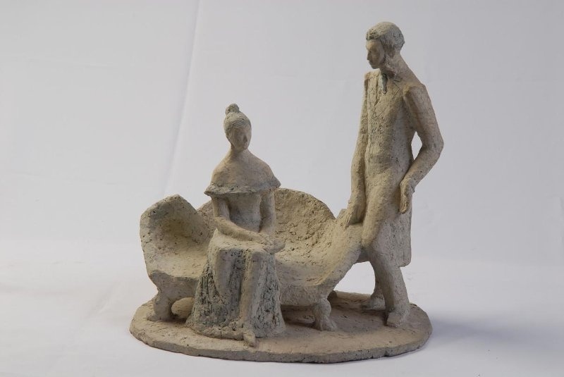 Н.Г. Петина. «Я помню чудное мгновение...». 1979. Шамот, лепка. Собрание Оренбургского областного музея изобразительных искусств. 