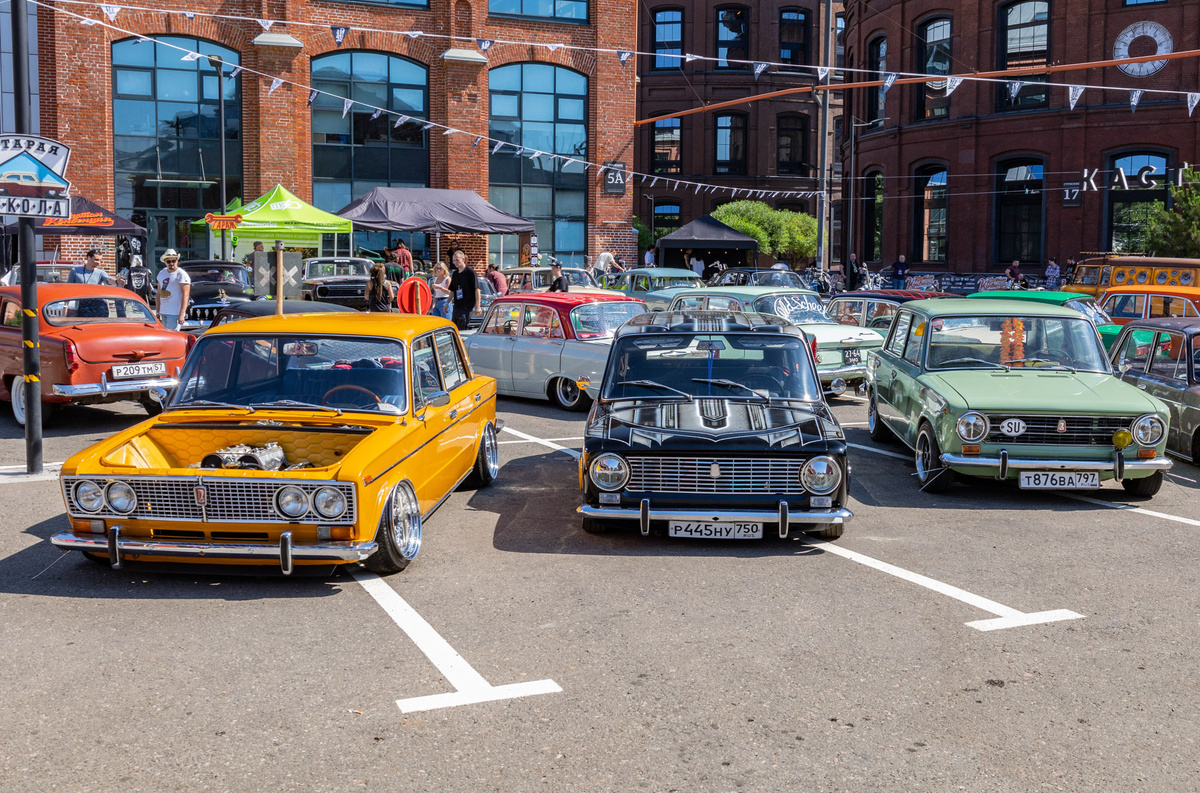    Автомобили советского производства были представлены всеми популярными марками и показали довольно большой диапазон стилевых направлений кастомайзинга.   
Светлана Парфенова