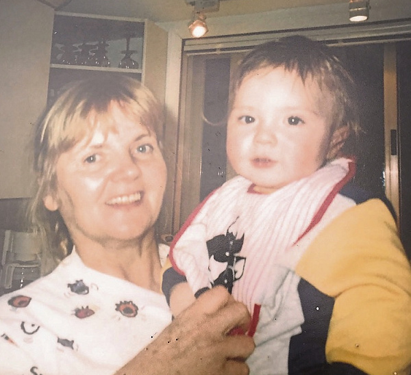    Долорес с матерью