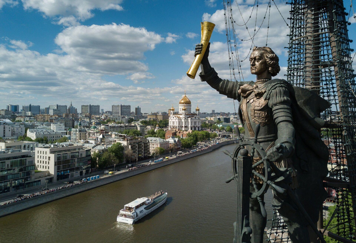 Памятник "новгородцу" Петру в столице побежденной им великой империи.