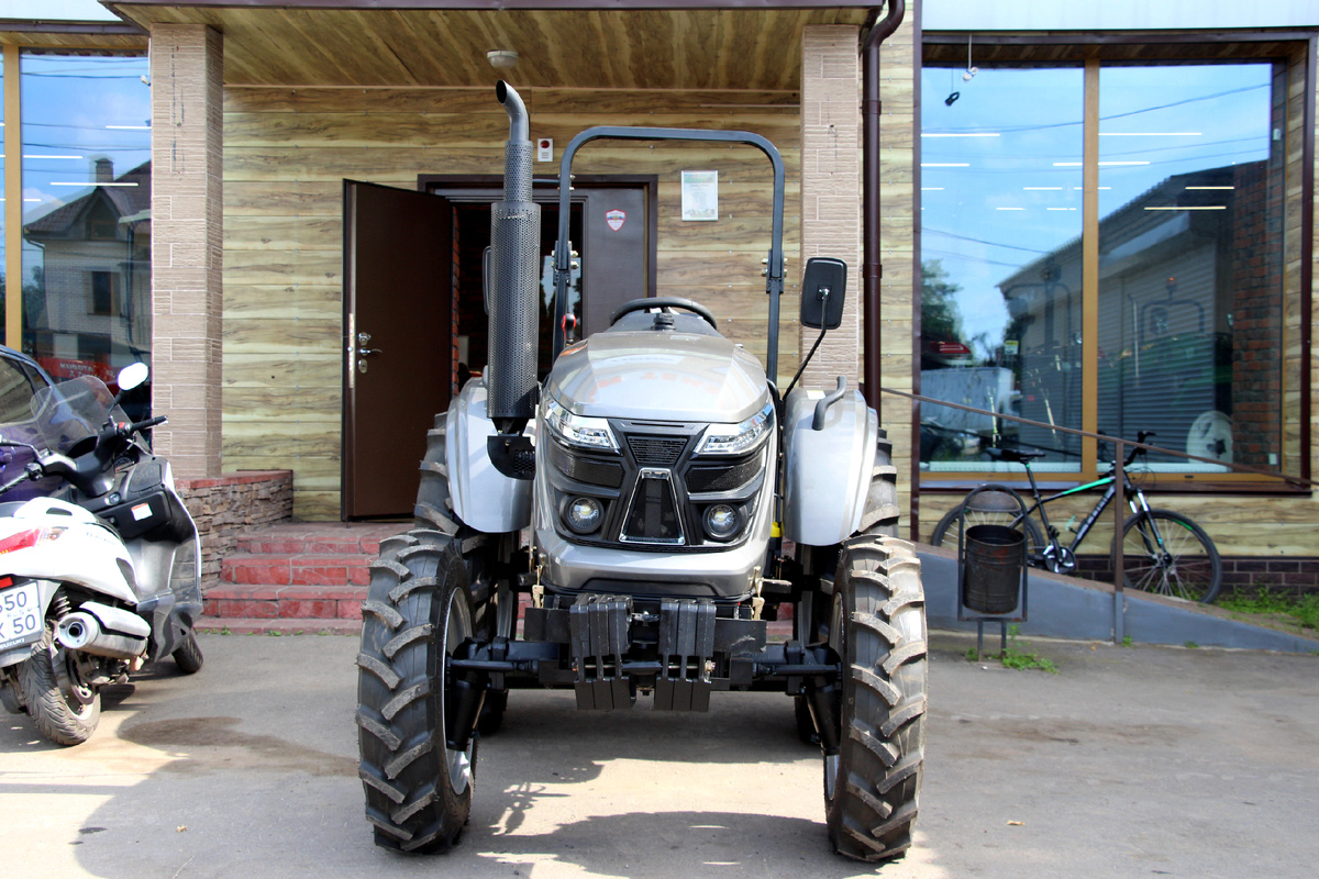  Трактор СКАУТ TE-504 – это мощный и надежный помощник для фермеров и аграриев, который выделяется среди других моделей благодаря своим характеристикам и возможностям.-2