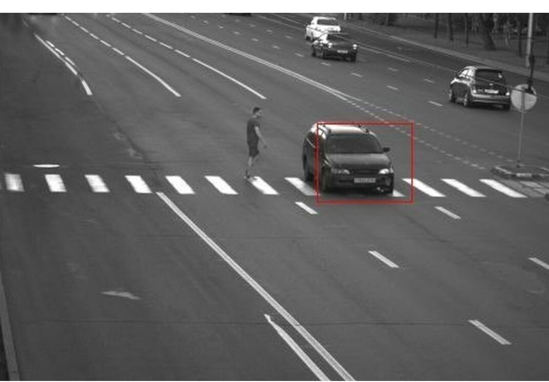     Мужчина переходит через дорогу. Источник: infooro54.ru Автор фото: Пресс-служба ГАИ Новосибирской области.