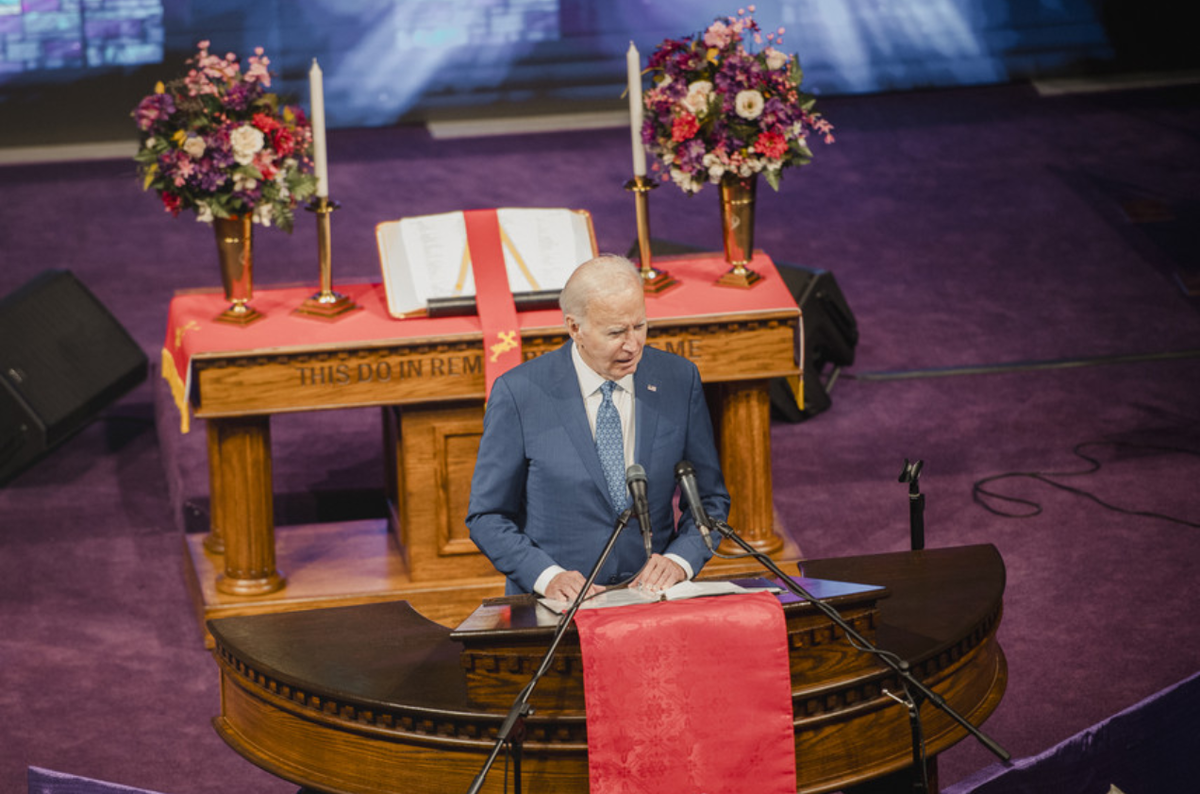 Президент Джо Байден выступает на церковной службе в церкви Маунт-Эйри в Филадельфии, штат Пенсильвания, в воскресенье. | Ханна Юн для POLITICO