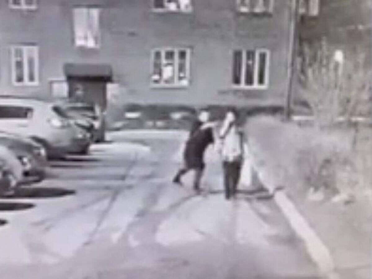    Маньяк обливает кислотой женщин