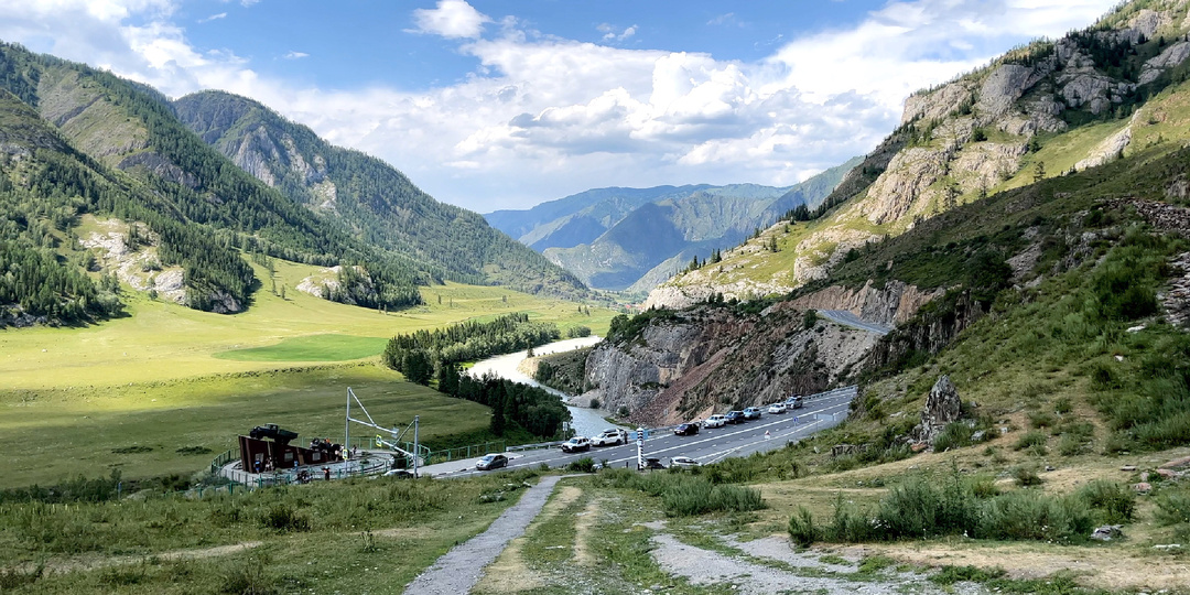 Памятник мужественным шоферам Чуйского тракта и памятник коренным жителям Алтая