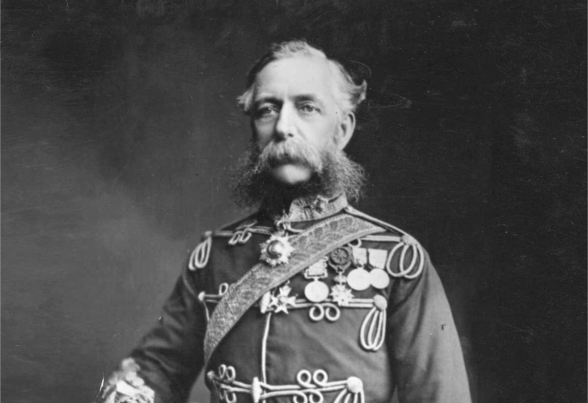 Джеймс Томас Браденелл, 7-й граф Кардиган (1797 – 1868) – британский военачальник, участник Крымской войны, генерал-лейтенант. В июне 1854 года Кардиган был назначен начальником лёгкой кавалерийской бригады, отправленной в Крым. Возглавлял атаку в битве при Балаклаве. На протяжении всей своей политической жизни и долгой военной карьеры Браднелл воплощал образ высокомерного и экстравагантного аристократа своего времени. Его служба в армии была отмечена многими эпизодами чрезвычайной некомпетентности, но также великодушием по отношению к подчиненным и неподдельной храбростью.
Лорду Кардигану приписывается изобретение вязаного жакета на пуговицах и без воротника, который поддевался под форменный мундир, так называемого кардигана, и тёплого головного убора с вырезами для глаз – балаклавы.