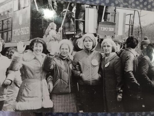 Архивное фото отправляющихся на строительство города Новая Чара на БАМе (Наталья Загорулько (вторая слева) 
