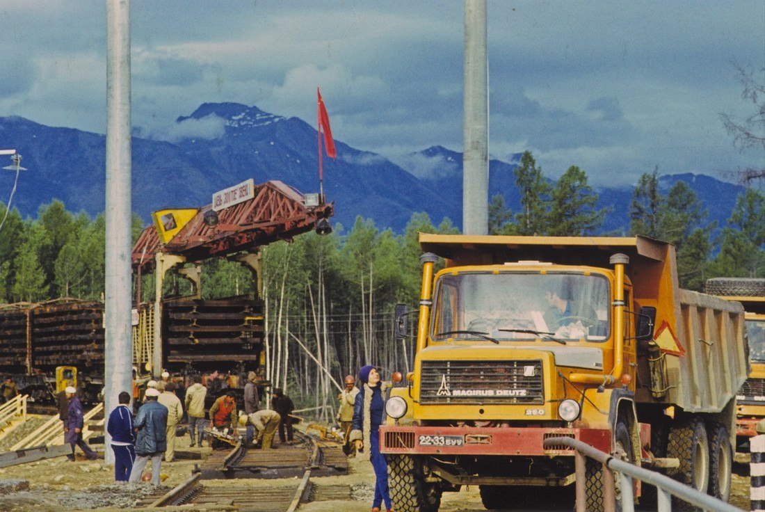 А стройка идёт, работает кран!