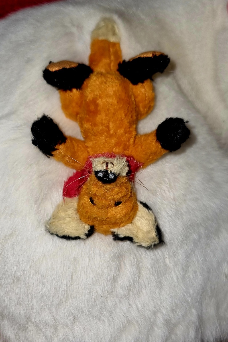 Это лисичка Семечка Жук. На натуральном мехе Снежужелицы тепло и комфортно