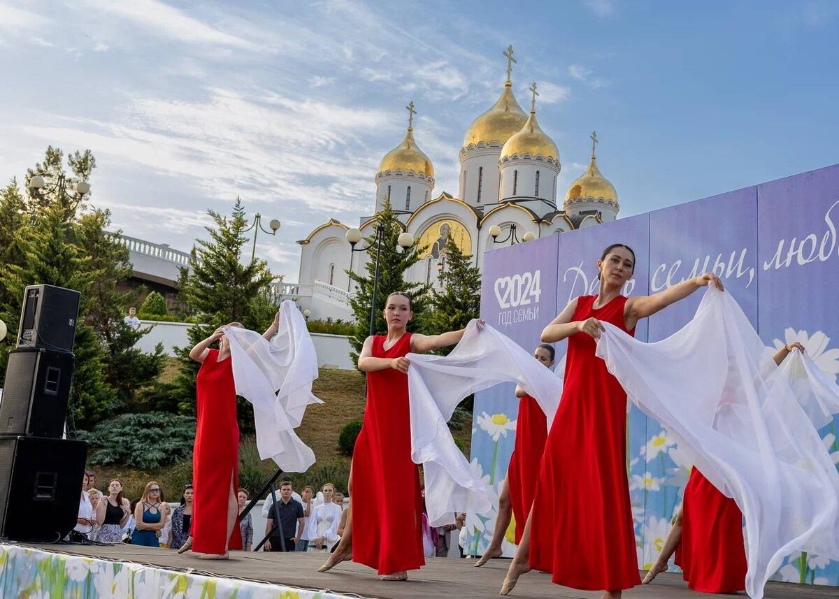 Добрая, по-настоящему семейная атмосфера царила на площади у собора Святого Андрея Первозванного. Об этом сообщил глава курорта Алексей Богодистов в своих социальных сетях.