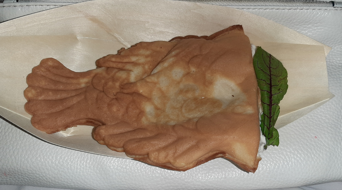 Крымские тайяки такие свирепые, что их подают без головы, прям как хека. Вы, кстати, знаете, почему хека без головы продают? Потому что с головой его никто бы не покупал, загуглите на досуге 