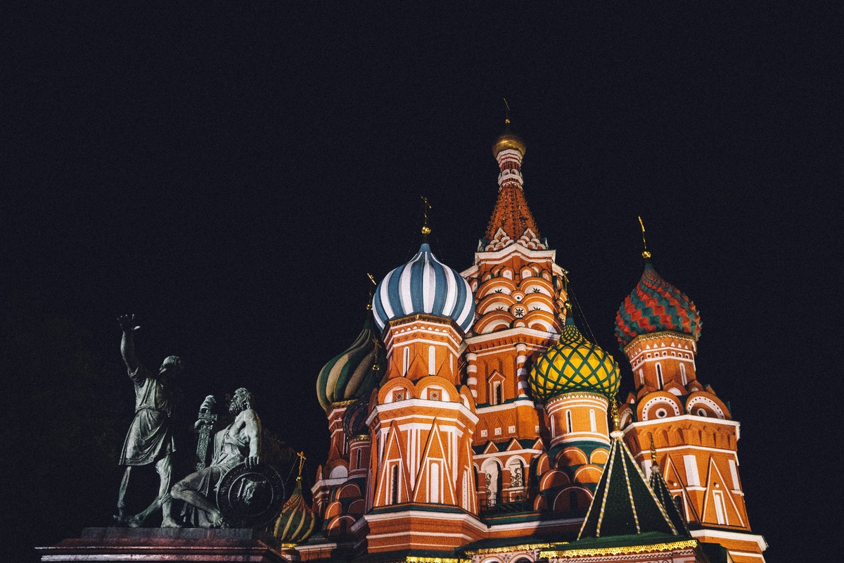 Фотография на фоне собора Василия Блаженного в Кремле — обязательный пункт туристической программы
