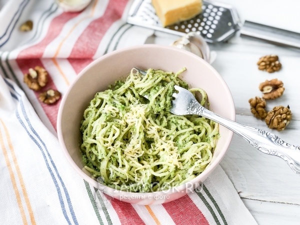 Когда хочется порадовать близких вкусным и оригинальным ужином, то на помощь приходит рецепт спагетти с потрясающе вкусным соусом из брокколи.  Звучит необычно? А на самом деле, это просто бомба!