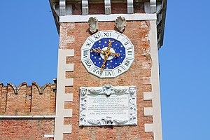 Настенные башенные часы в Венеции с написанием чисел VIIII для обозначения девятого часа и IIII для обозначения четвёртого часа