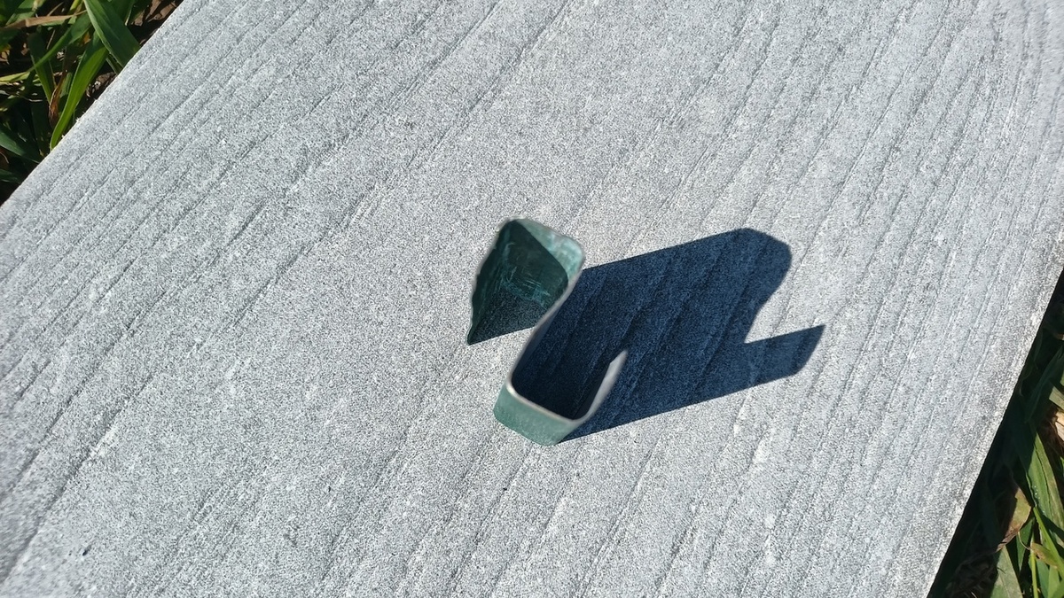 Одевается на края нижележащей панели, в загиб вставляется верхняя панель.