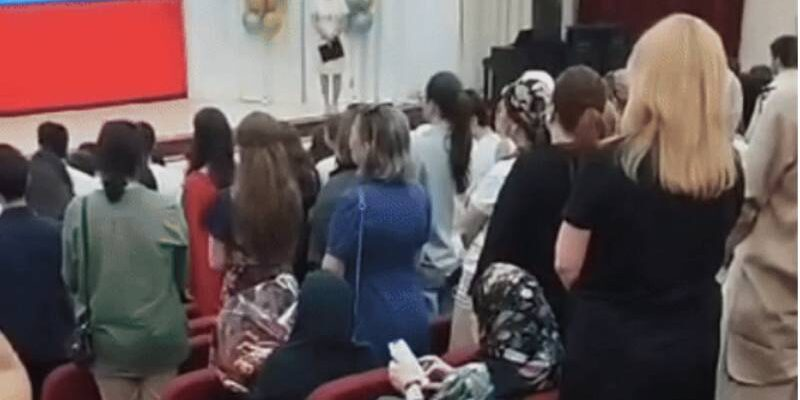 В интернете по-прежнему не стихают споры по поводу инцидента произошедшего на школьном выпускном в одной из школ Нальчика, где родители, без должного уважения отнеслись к Гимну России, а некоторые...-2