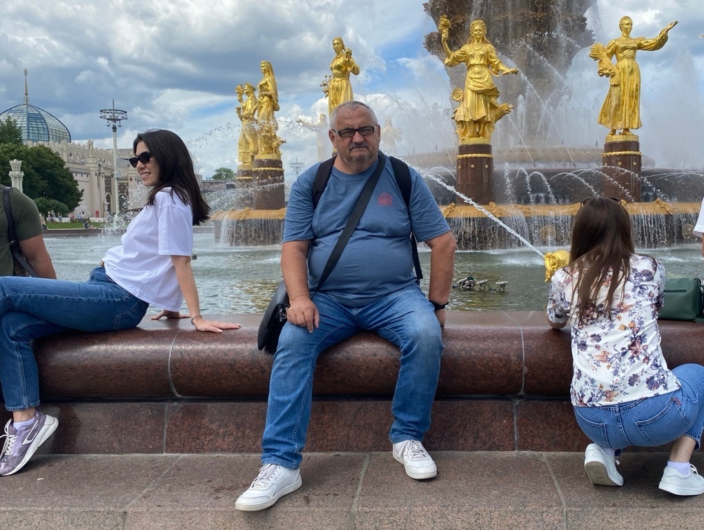 Автор на фоне знаменитого фонтана "Дружба народов". ВДНХ. Москва. Лето 2024 года. Фото автора. 