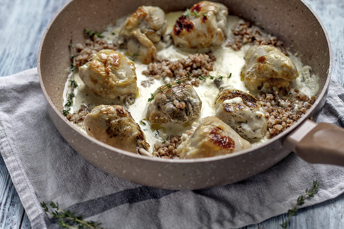 Хрустящая курица в сметанном соусе с чесноком, тимьяном и гречкой