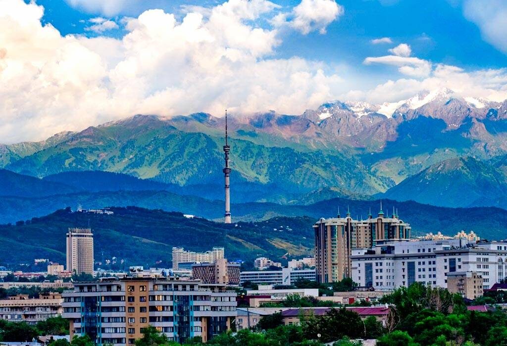 Алматы, бывшая столица Казахстана, – это город контрастов, где современность гармонично сочетается с богатым историческим наследием.-2