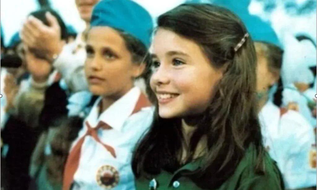 7 июля 1983 года в СССР прилетела Саманта Смит.

Началось всё с письма руководителю СССР Юрию Андропову, отправленного Самантой осенью 1982 г.