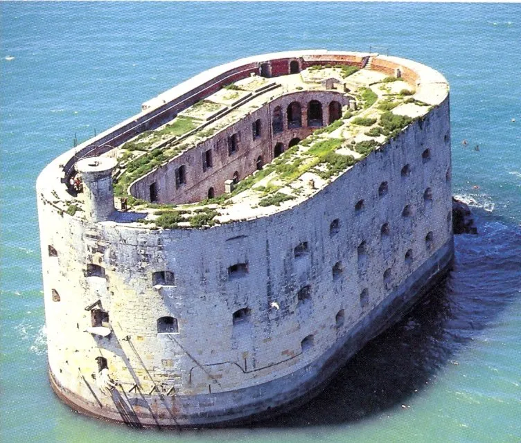 Форт Боярд (Fort Boyard) - это величественное каменное сооружение, расположенное в проливе Антиош в Атлантическом океане у побережья Франции.