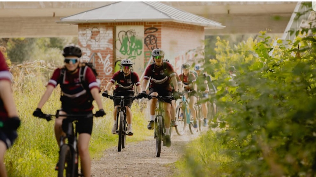 баварские школьники отправились на велосипедах покорять Аьпы.