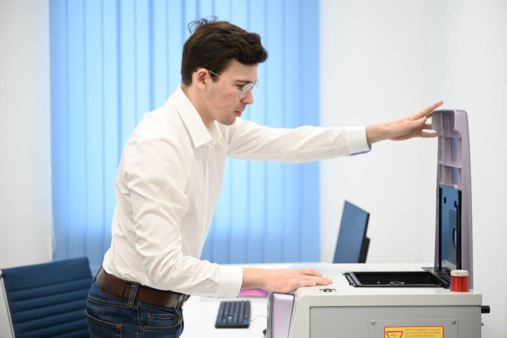    Аспирант физико-технического факультета ТГУ, сотрудник лаборатории сверхэластичных биоинтерфейсов Кирилл Дубовиков / © Оксана Мишевич, фото из архива пресс-службы ТГУ