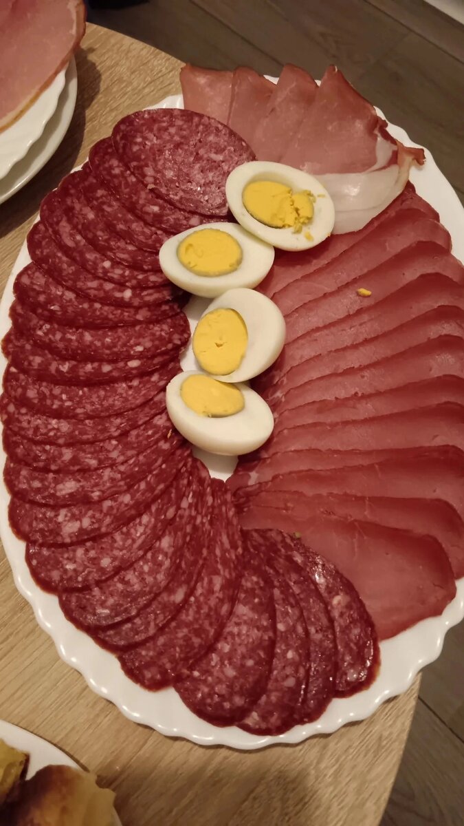 Наша домашняя колбаса, пршут, яйца.