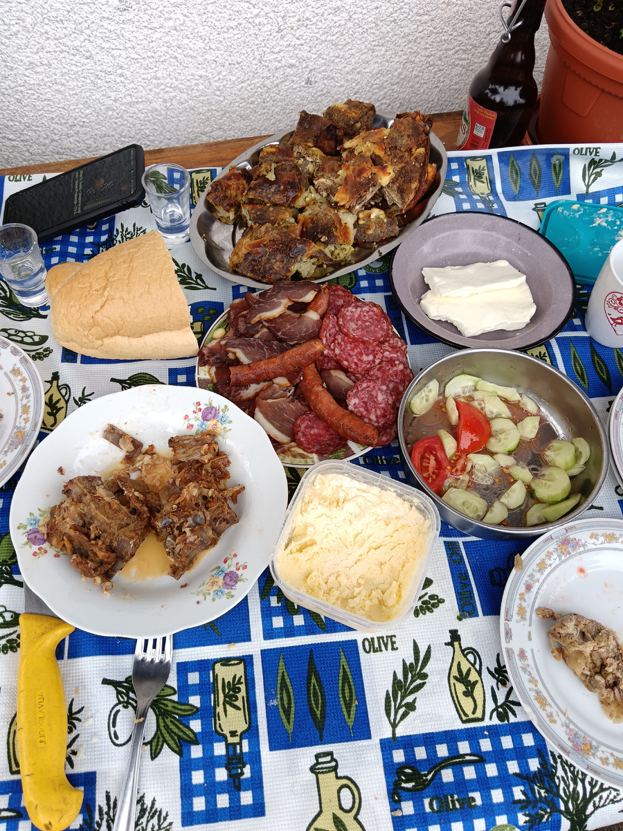 Простой деревенский обед для перекуса. 