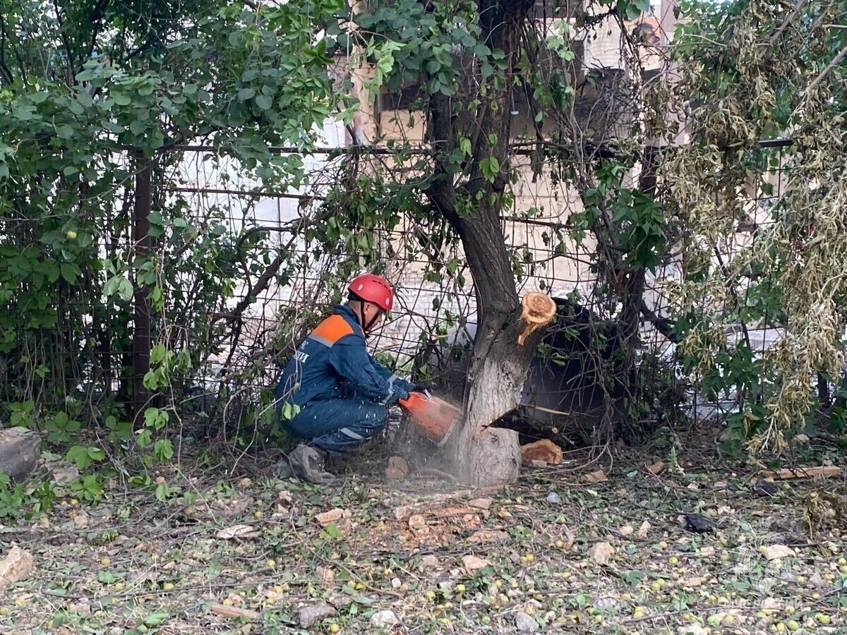    Сотрудники МЧС на месте взрыва газа на насосной станции в Волгограде© Фото : ГУ МЧС России по Волгоградской области