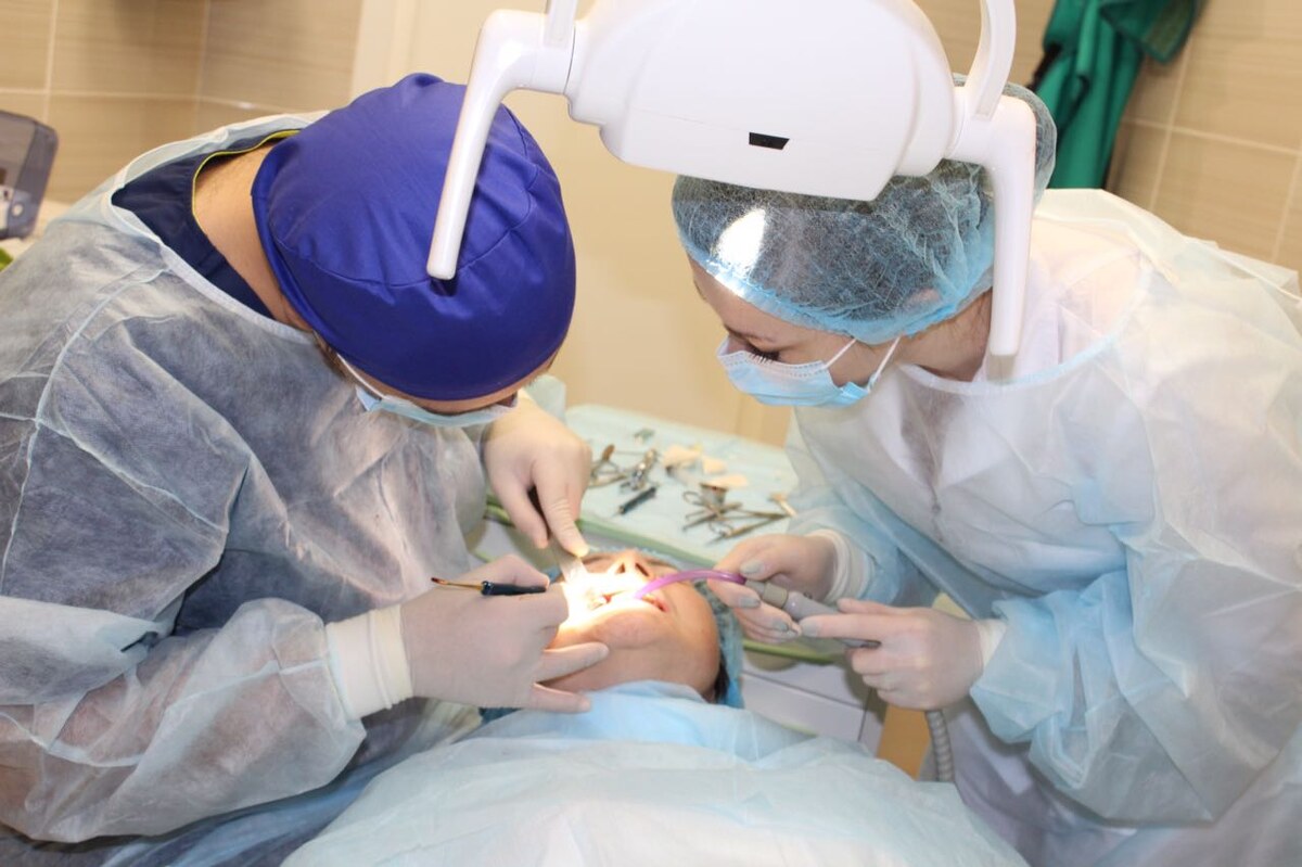 Операция по имплантации зубов