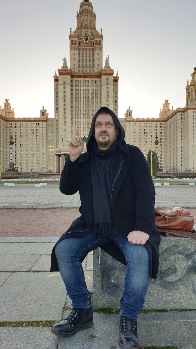 Кирилл Зорин на фоне МГУ