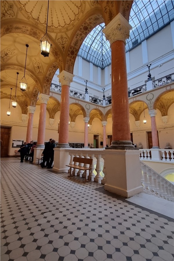 Старые корпуса МГУ вообще «палаццо»