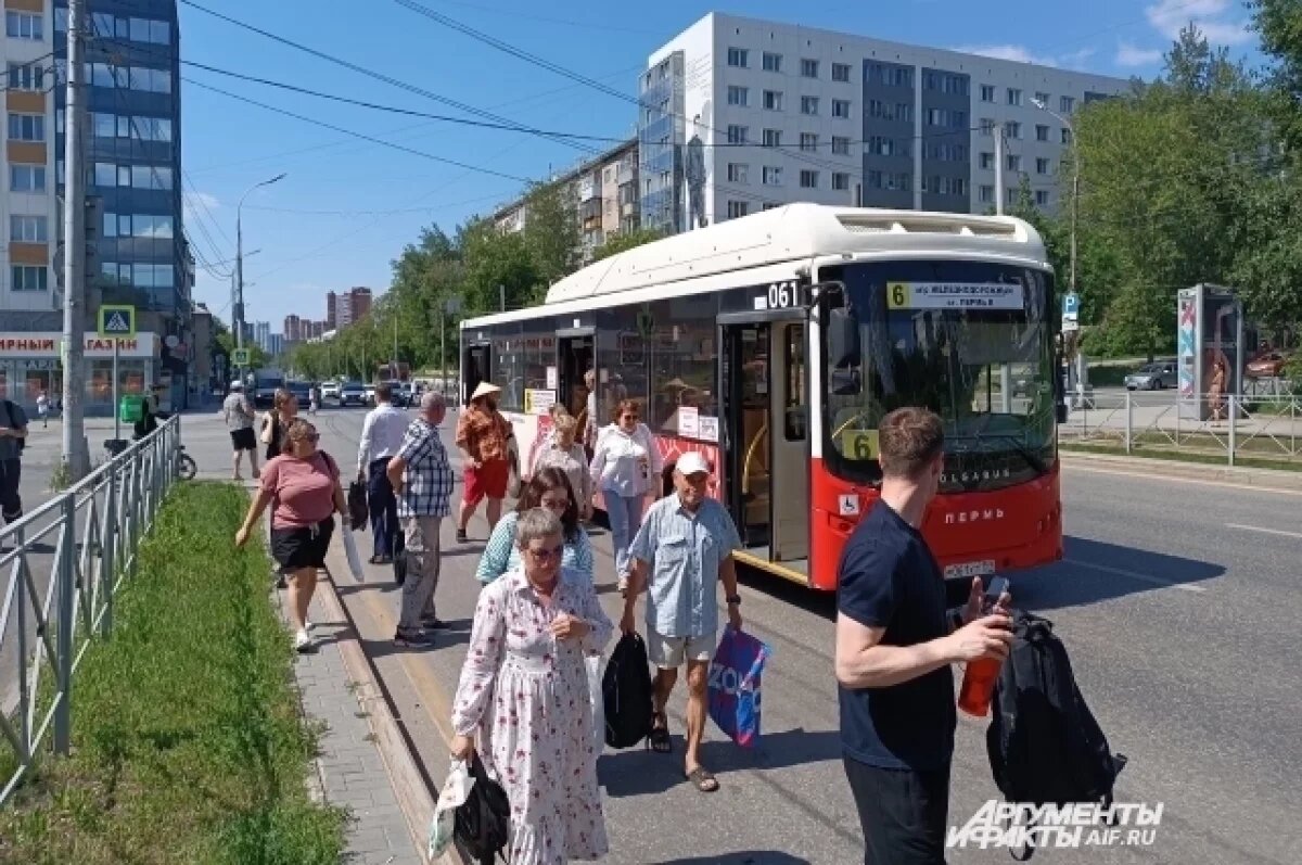    В Перми автобус № 6 высадил пассажиров в центре города из-за аварии
