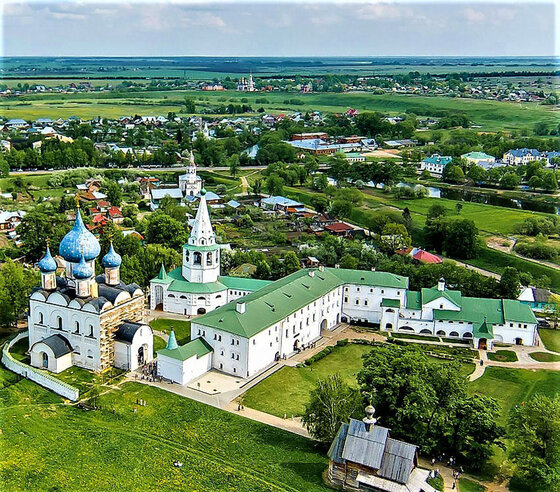 Суздальский кремль. Слева - Рождественский собор, на переднем плане - деревянная Никольская церковь (храм Николы), построенная в 1766 г. и перевезенная из села Глотово Юрьев-Польского района в 1960 г. га место утраченной церкви Всех святых XVII века.