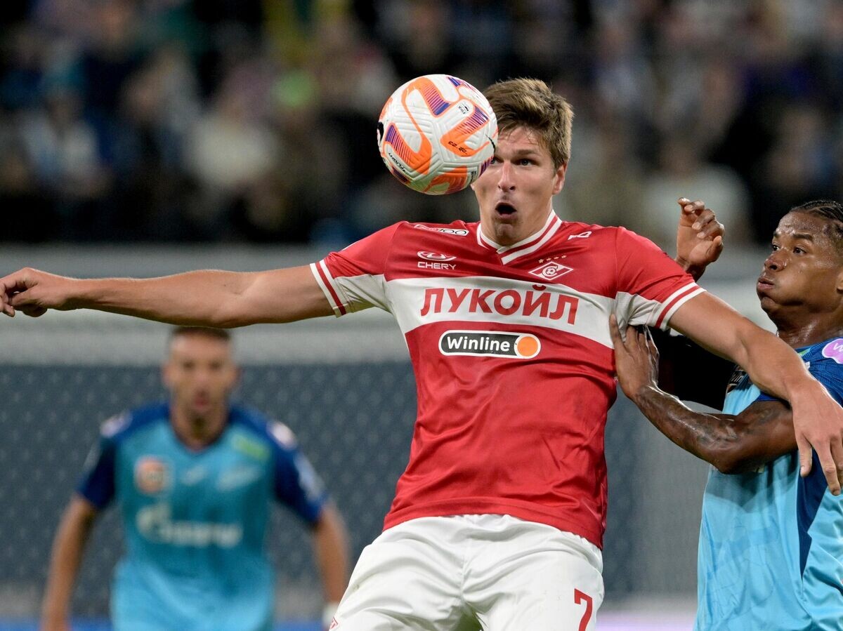    Игрок ФК "Зенит" Вильмар Барриос (справа) и игрок ФК "Спартак" Александр Соболев© РИА Новости / Алексей Даничев