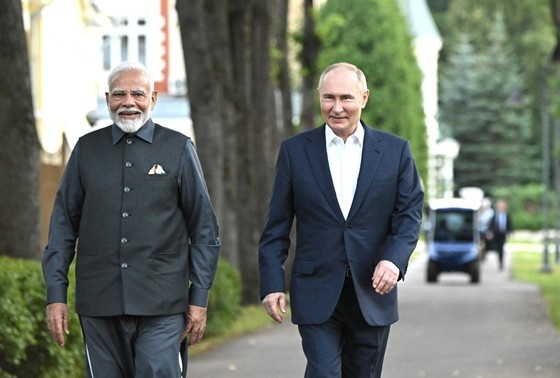    Президент РФ Владимир Путин и премьер-министр Индии Нарендра Моди (слева) во время прогулки в резиденции Ново-Огарево