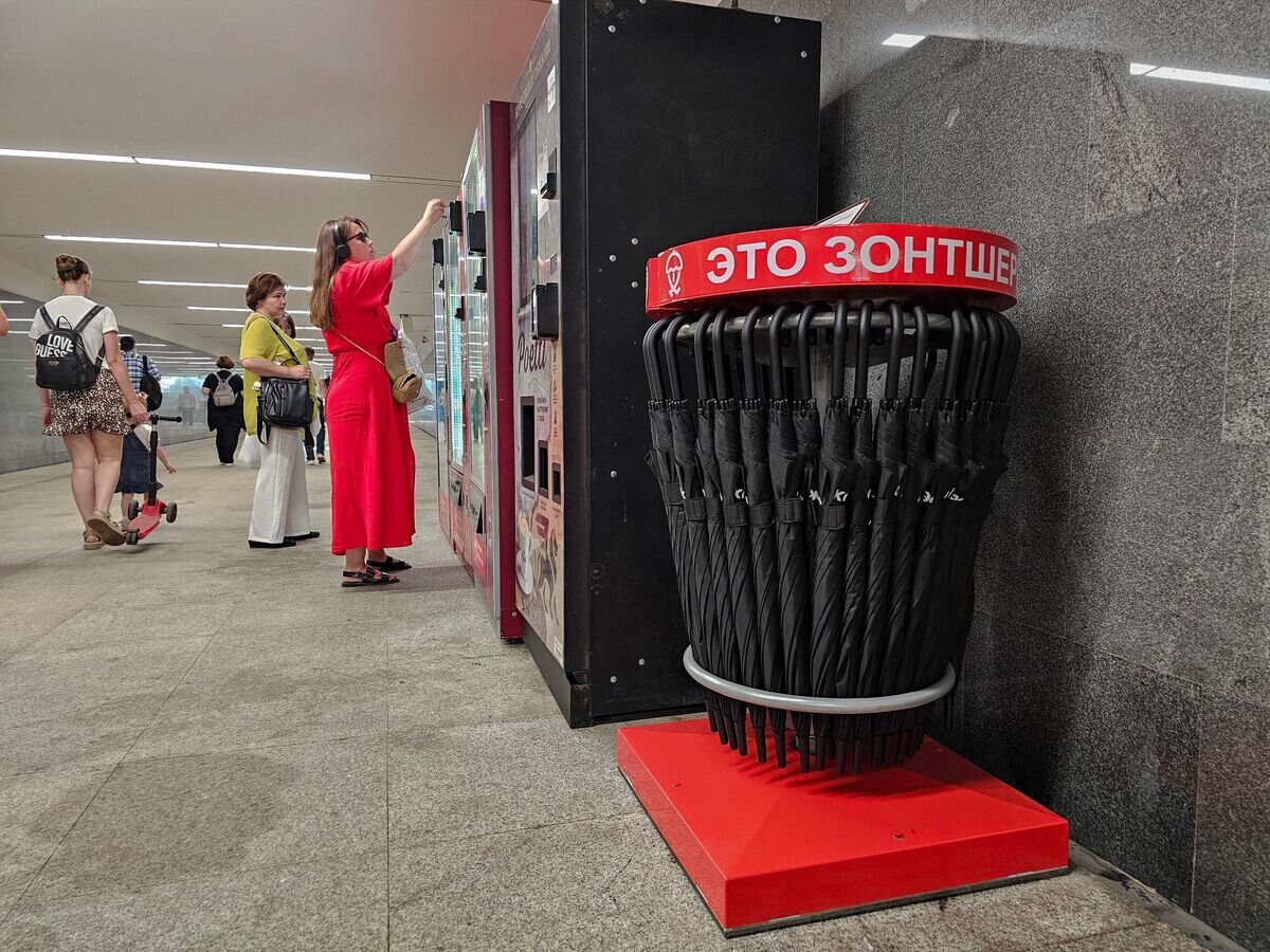    Сервис проката зонтов – зонтшеринг – в столичном метро© АГН "Москва" / Мобильный репортер