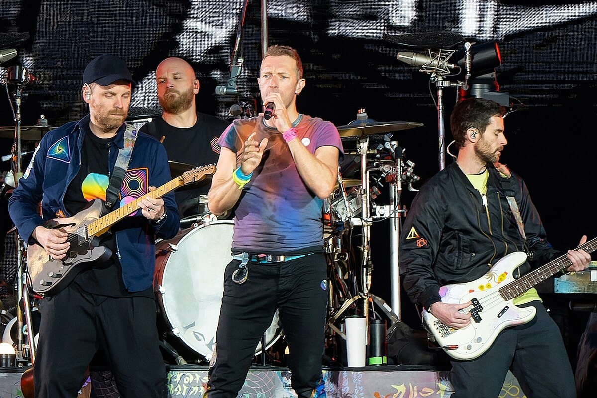 Как сообщает британский таблоид The Sun, группе Coldplay пришлось выплатить семизначную сумму – то есть, как минимум, миллион фунтов стерлингов, - бывшему менеджеру, который подал на них в суд.