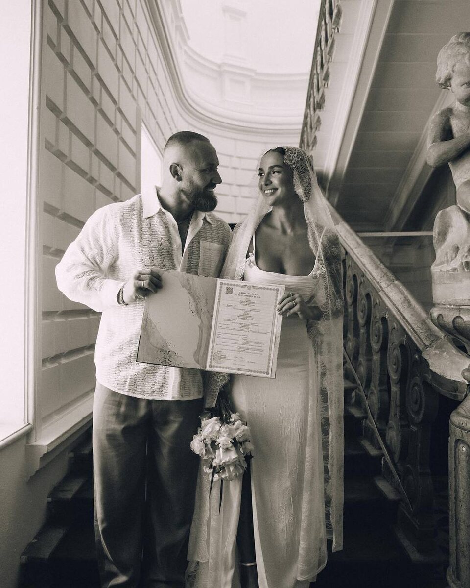 
Никита Серов и его девушка Полина официально стали мужем и женой. Такой тренд среди резидентов нам определенно нравится!-1-2