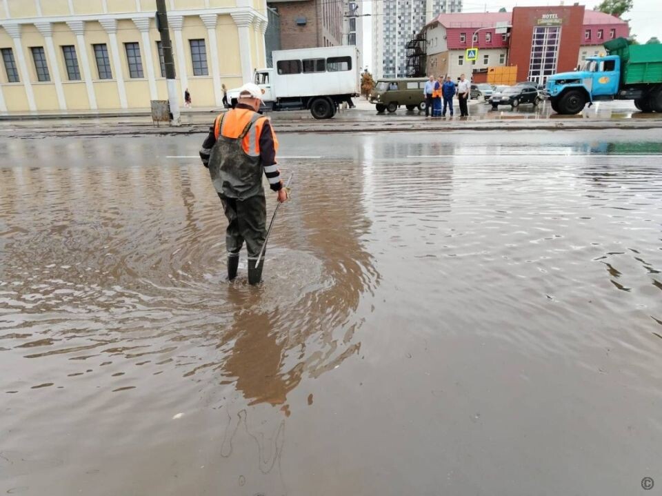    Очистка ливнеприемников в Барнауле. Источник: barnaul.org
