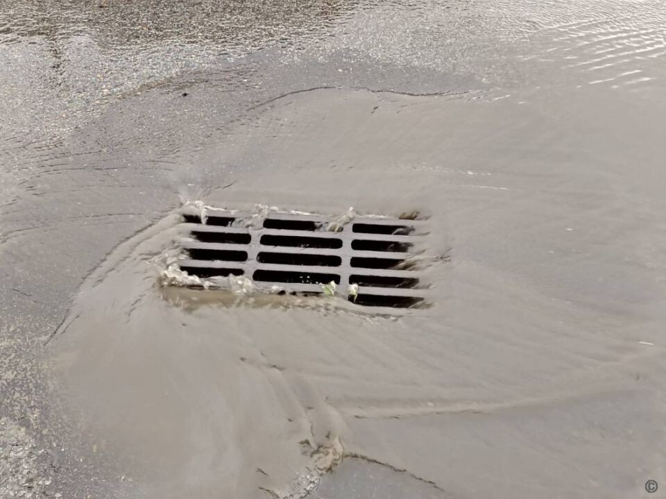    Очистка ливнеприемников в Барнауле. Источник: barnaul.org