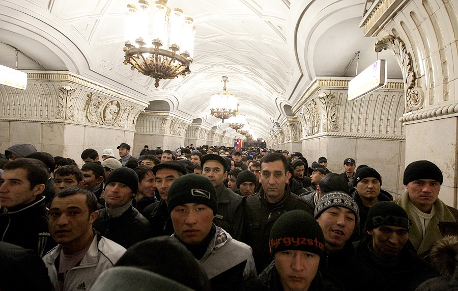 В метро город Санкт-Петербург