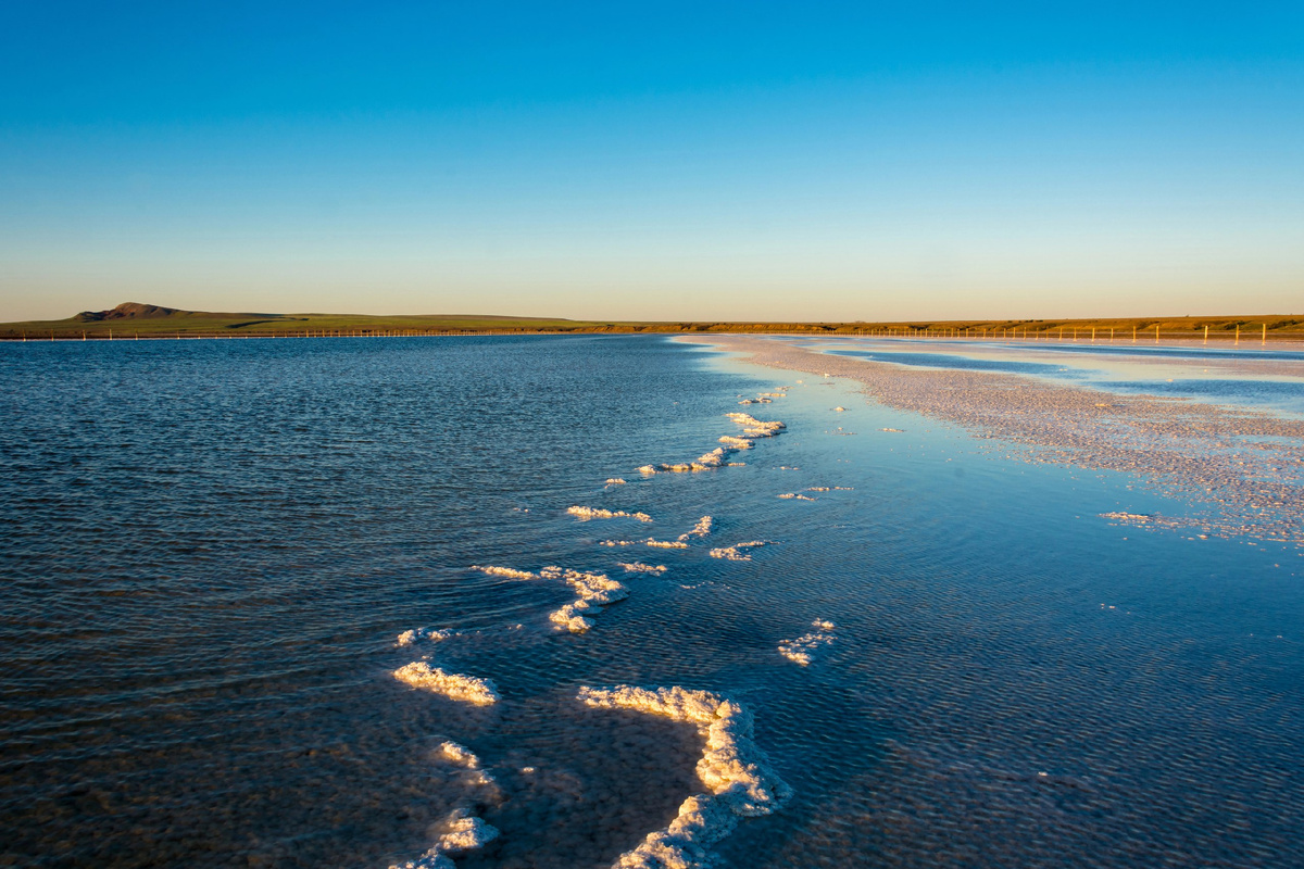 Знаете ли вы, почему озеро Баскунчак такое соленое?   Ответ прост: история этого места насчитывает миллионы лет!   🌊 Когда-то здесь был древний океан Тетис, и морская соль оседала на дне.