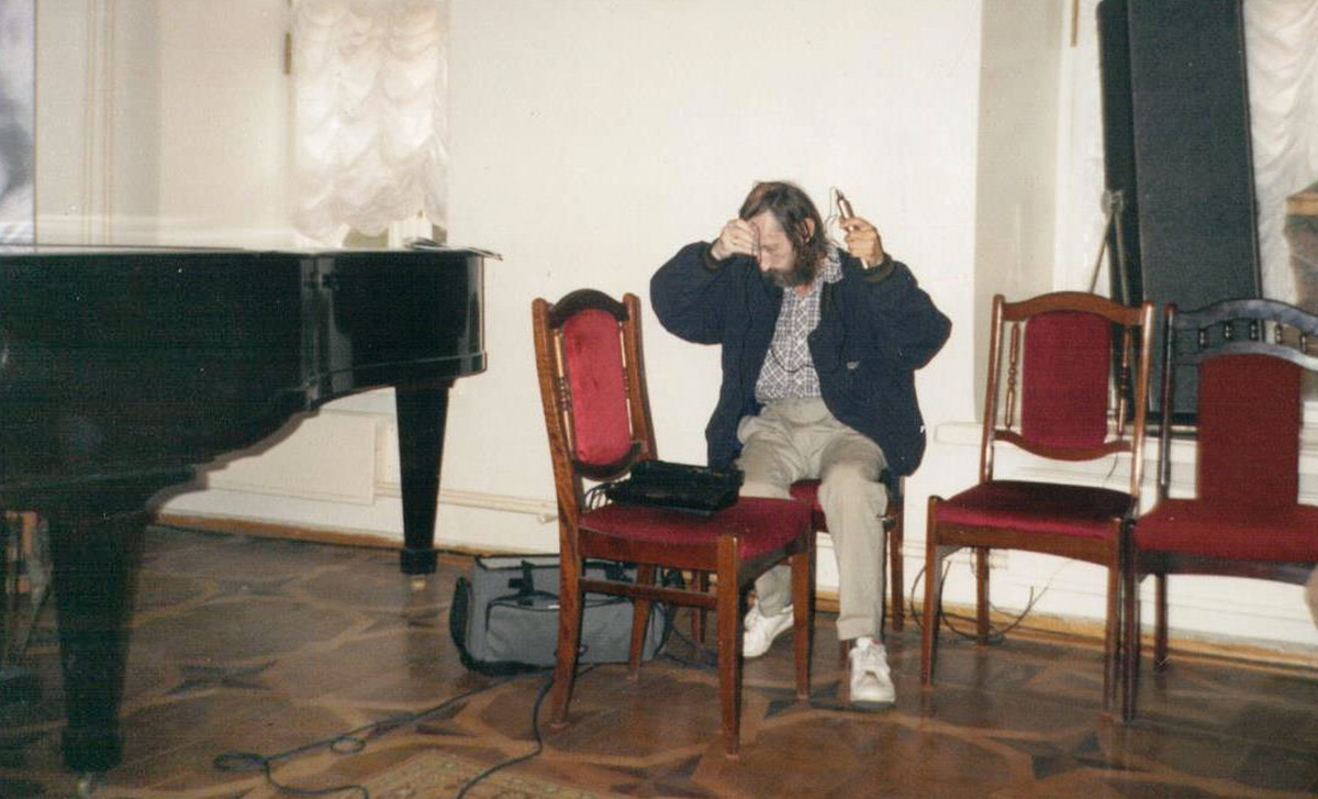 В музее Марины Цветаевой перед записью концерта Сергея Никитина. Обратите внимание на огромную сумку, в которой я возил на подобные концерты всю свою аппаратуру: магнитофон, мини-пульт, микрофоны, провода, запас батарей, чистые компакт-кассеты.и две микрофонных стойки. Пешком таскать всё это хозяйство было тяжеловато, приходилось использовать свой старенький «Запорожец».