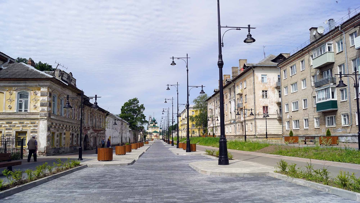 Центральные улицы Углича сейчас активно ремонтируют: мостят плиткой, меняют фонари, озеленяют