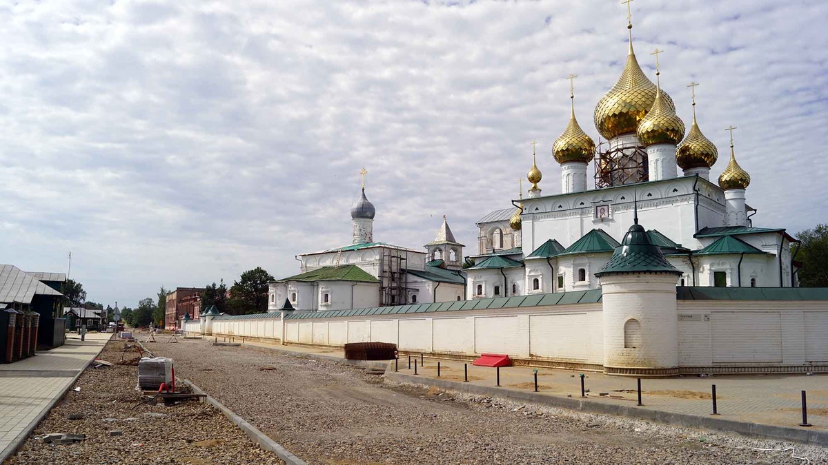 Воскресенский монастырь был построен в 17 веке. В 18 веке его упразднили. Листайте галерею, чтобы увидеть ещё фото